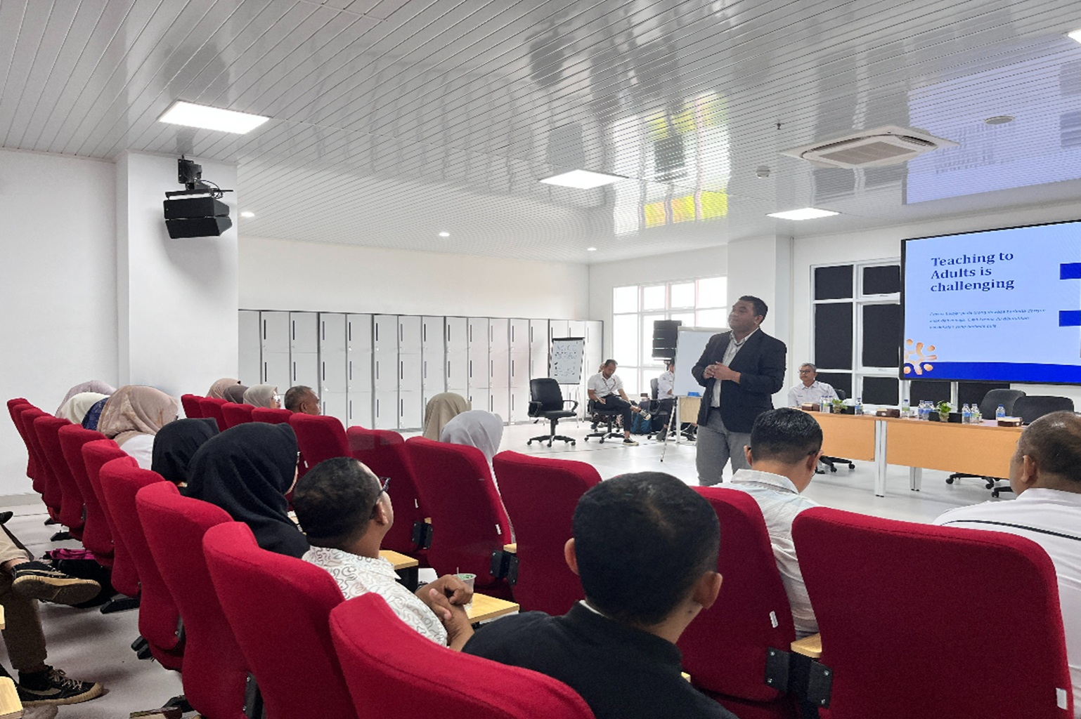 Tingkatkan Kompetensi SDM, Politeknik Negeri Padang Gelar Seminar Public Speaking and Managerial Skills